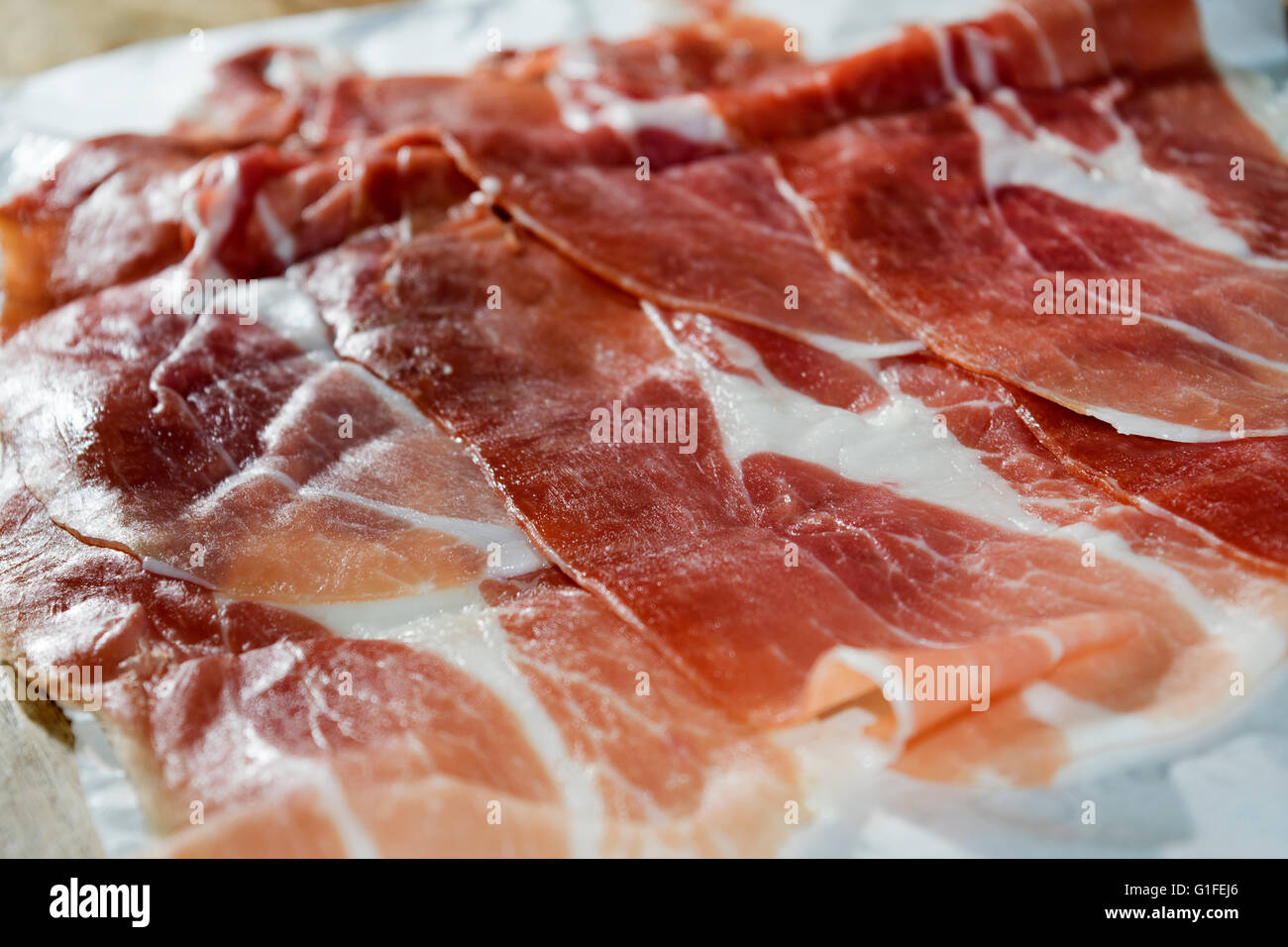 Jamon Serrano die berühmten spanischen Rohschinken geschnitten Stockfoto