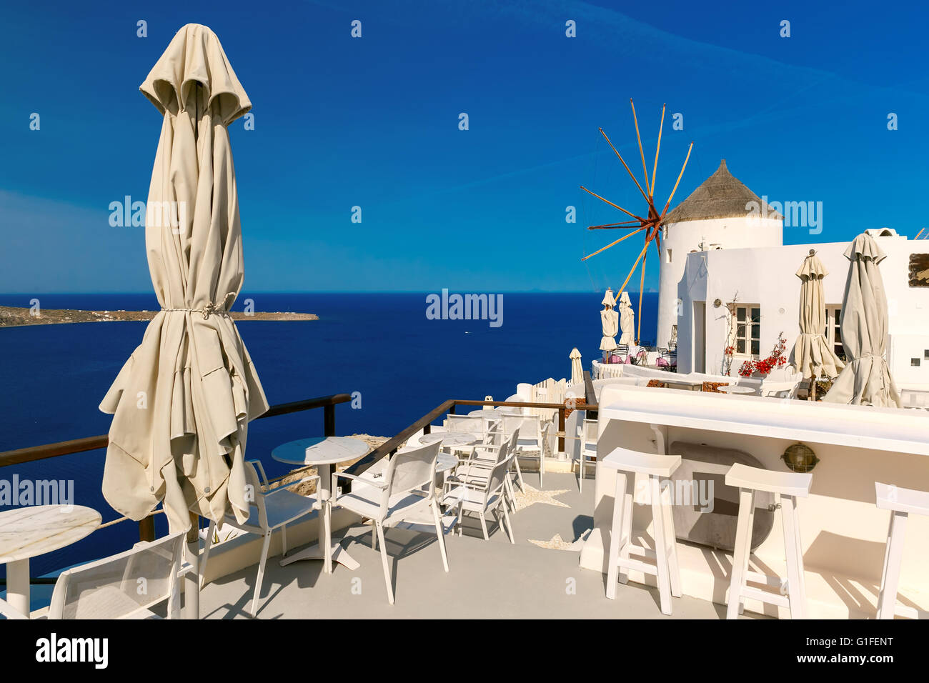 Windmühle und weißen Häusern, Oia, Santorini, Griechenland Stockfoto