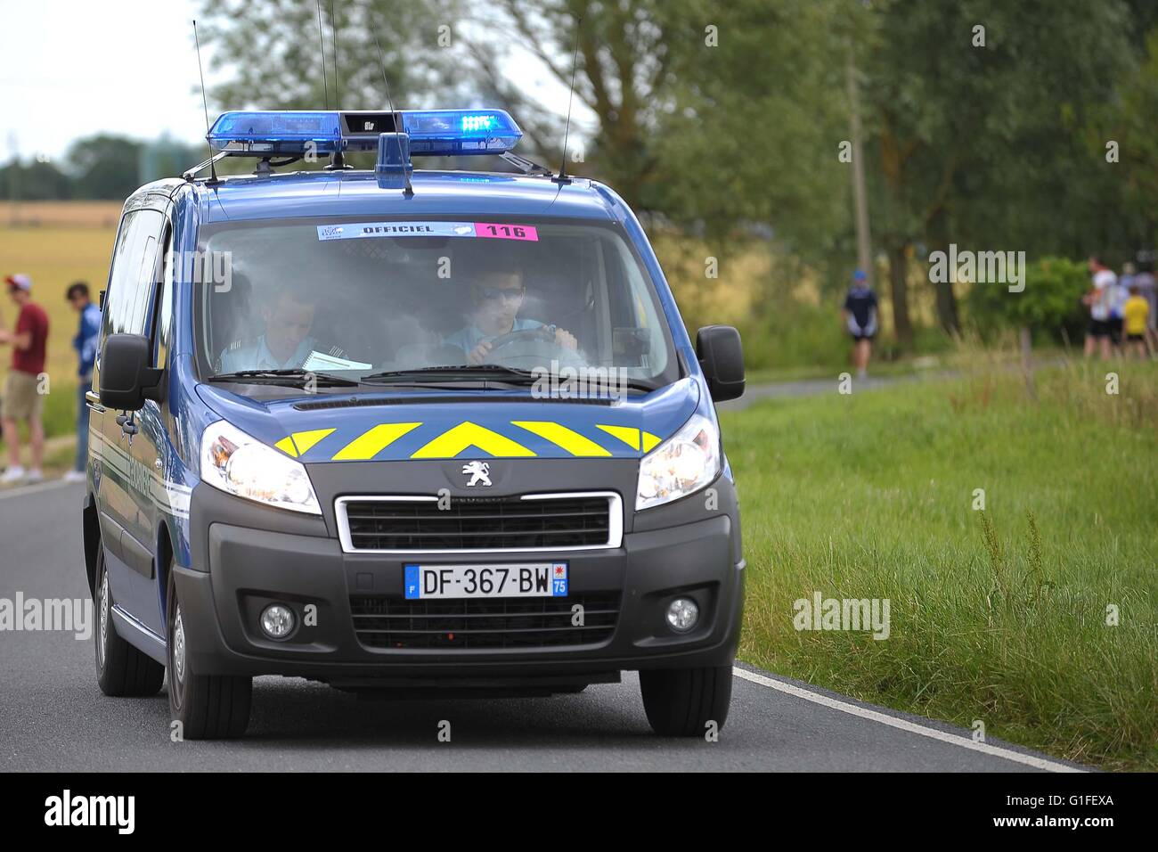 Peugeot van blau mit Blaulicht auf Top Sicherheitseskorte für Hauptfeld der tour de France uk Stockfoto
