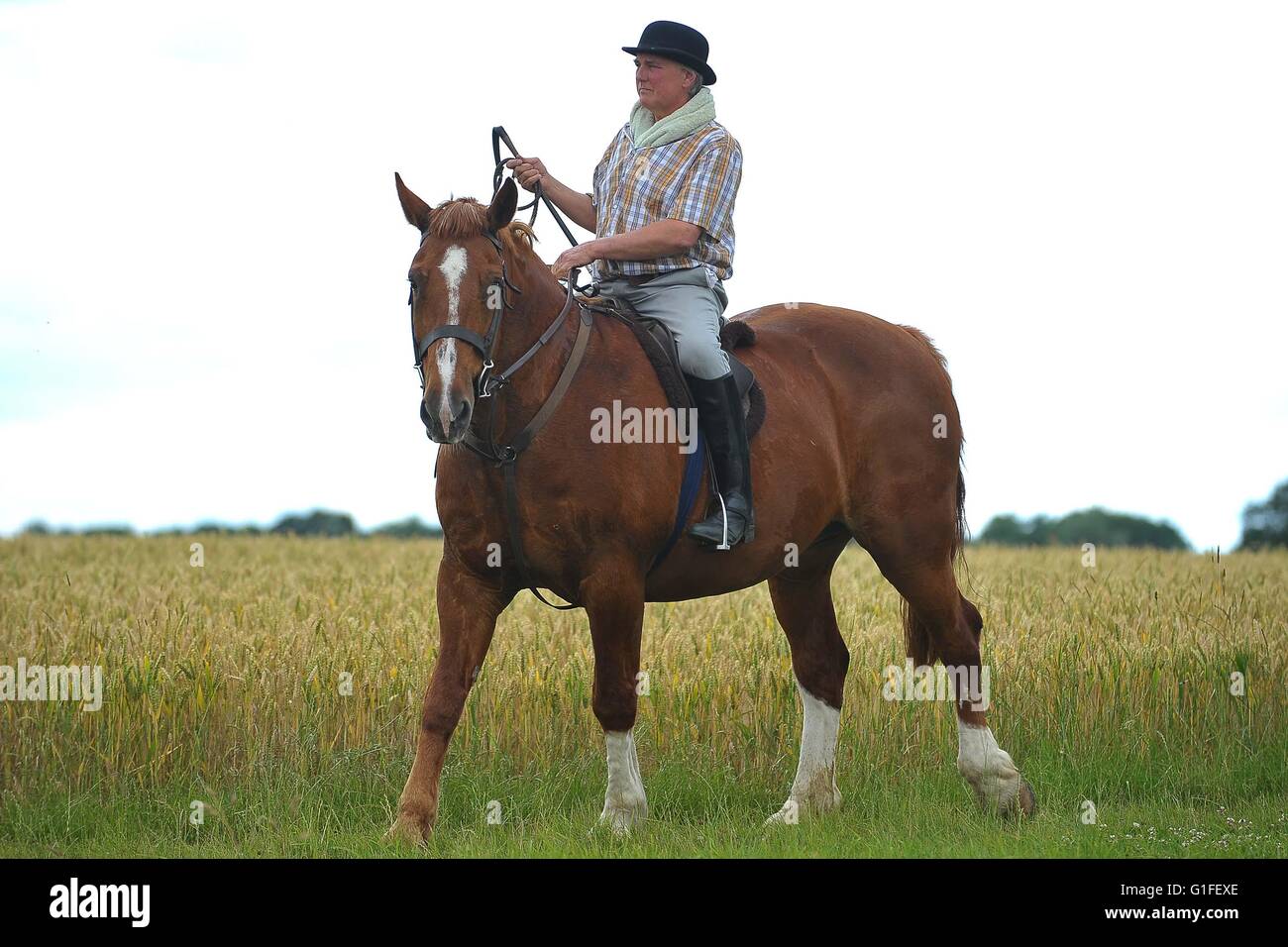 Mann auf Pferd wartet neben dem Hauptfeld fahren tour de France uk Stockfoto