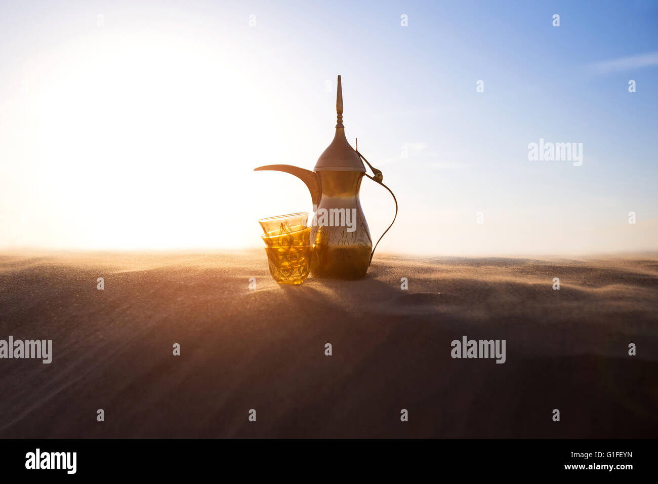 Arabische Kaffeekanne auf Wüste Stockfoto