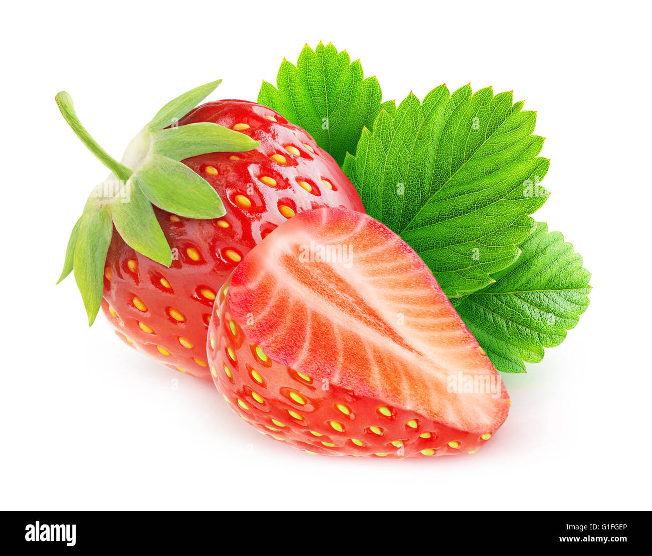 Isolierte Erdbeeren. Schneiden Sie Erdbeere Früchten isoliert auf weißem Hintergrund mit Beschneidungspfad Stockfoto