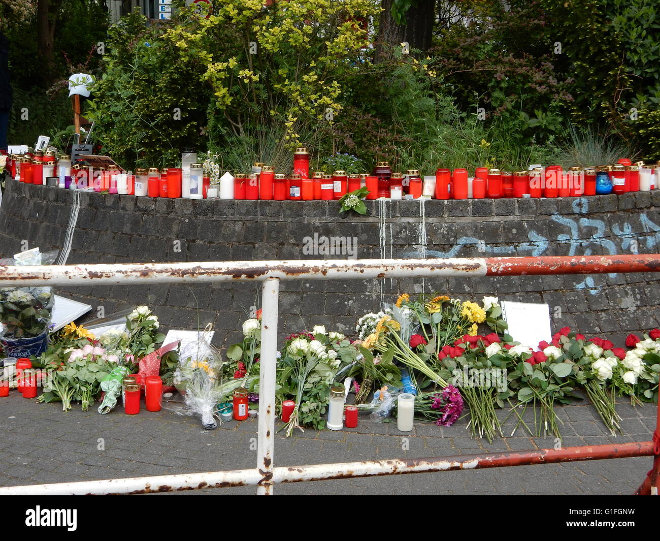 Kerzen und Blumen an der Stelle, wo Niklas,, ein 17 Jahre alter Junge in Bonn Bad Godesberg, Deutschland sterben Stockfoto