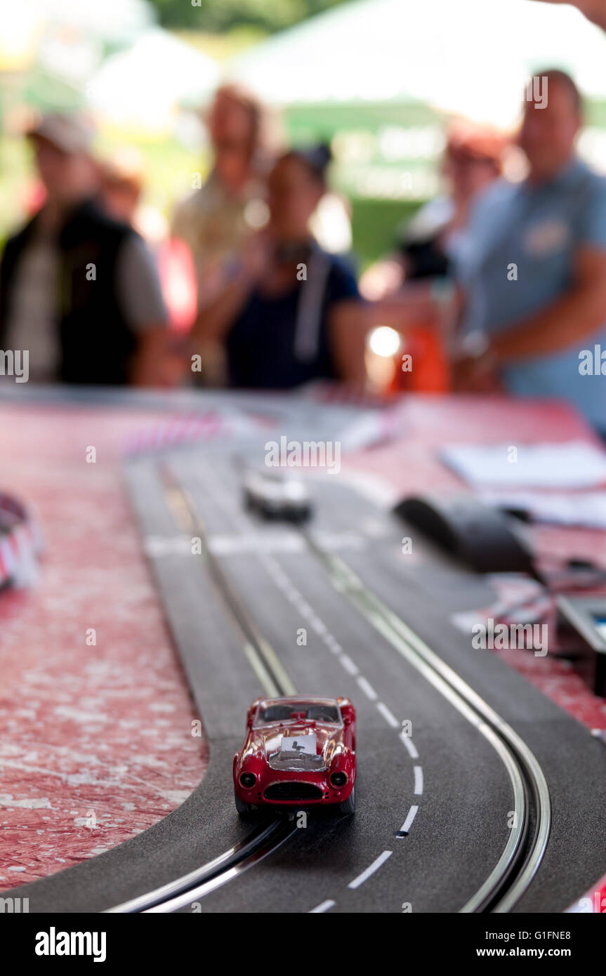 Leute spielen mit Slot Car racing Aktivität Stockfoto
