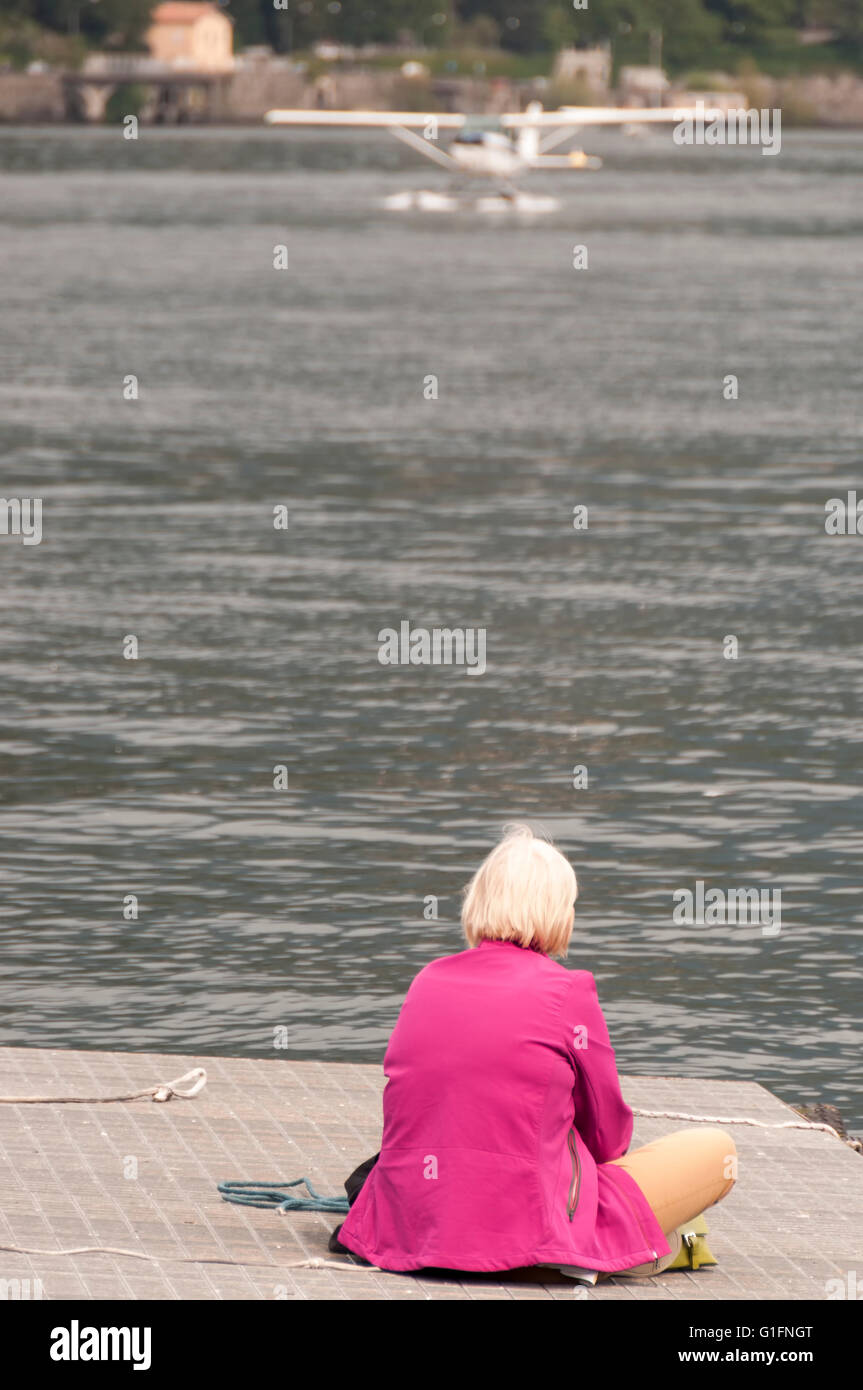 Senior kaukasischen Dame sitzt an den Comer See, Italien Stockfoto