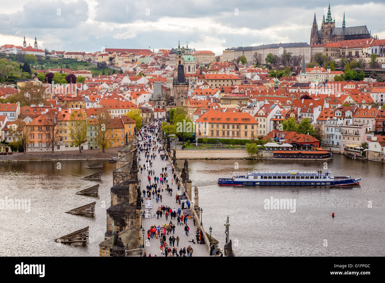 Die Karlsbrücke über die Moldau und die St. Vitus Kathedrale in Prag, Tschechische Republik Stockfoto