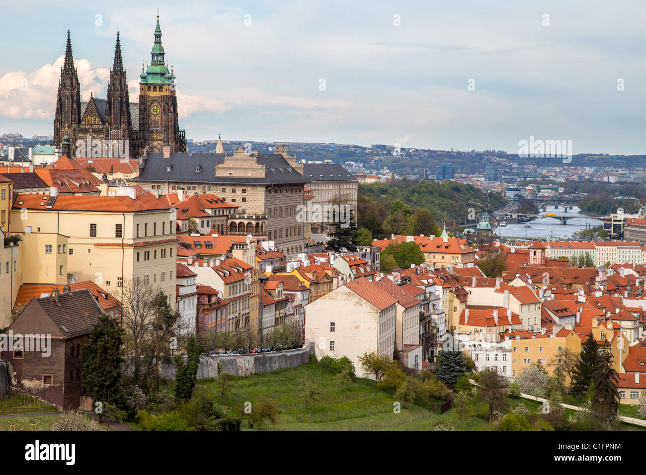 St. Vitus Kathedrale und Fluss in Prag, Tschechische Republik Stockfoto