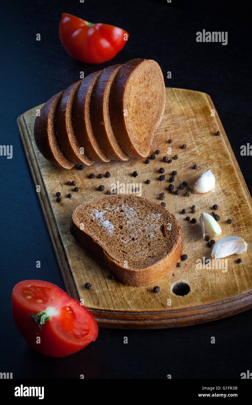 Knoblauchbrot auf alten Holz Hintergrund Stockfoto