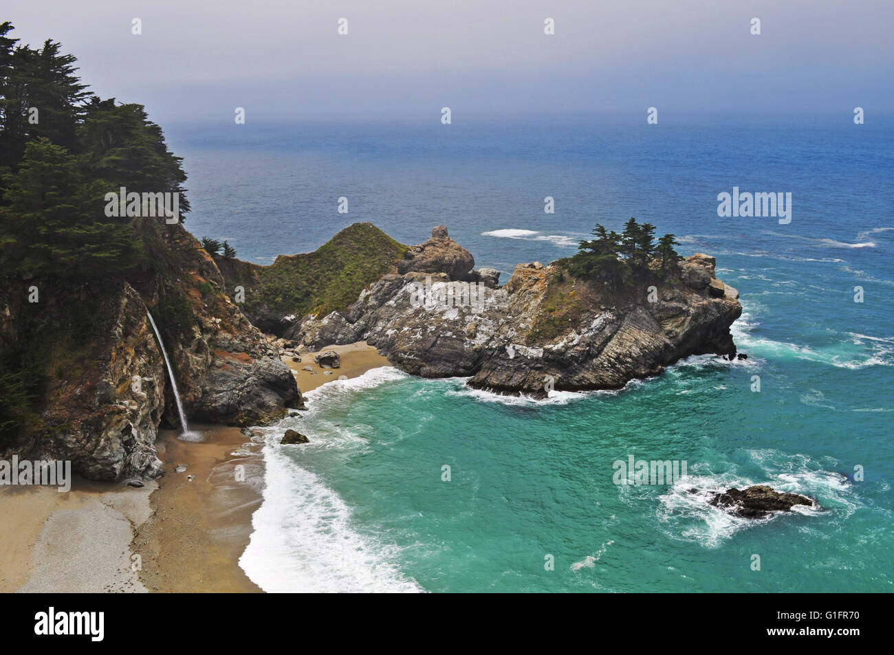 Big Sur, Kalifornien: Blick auf McWay Falls, einem 80 Fuß hohen Wasserfall, die fließt direkt in den Pazifischen Ozean Stockfoto