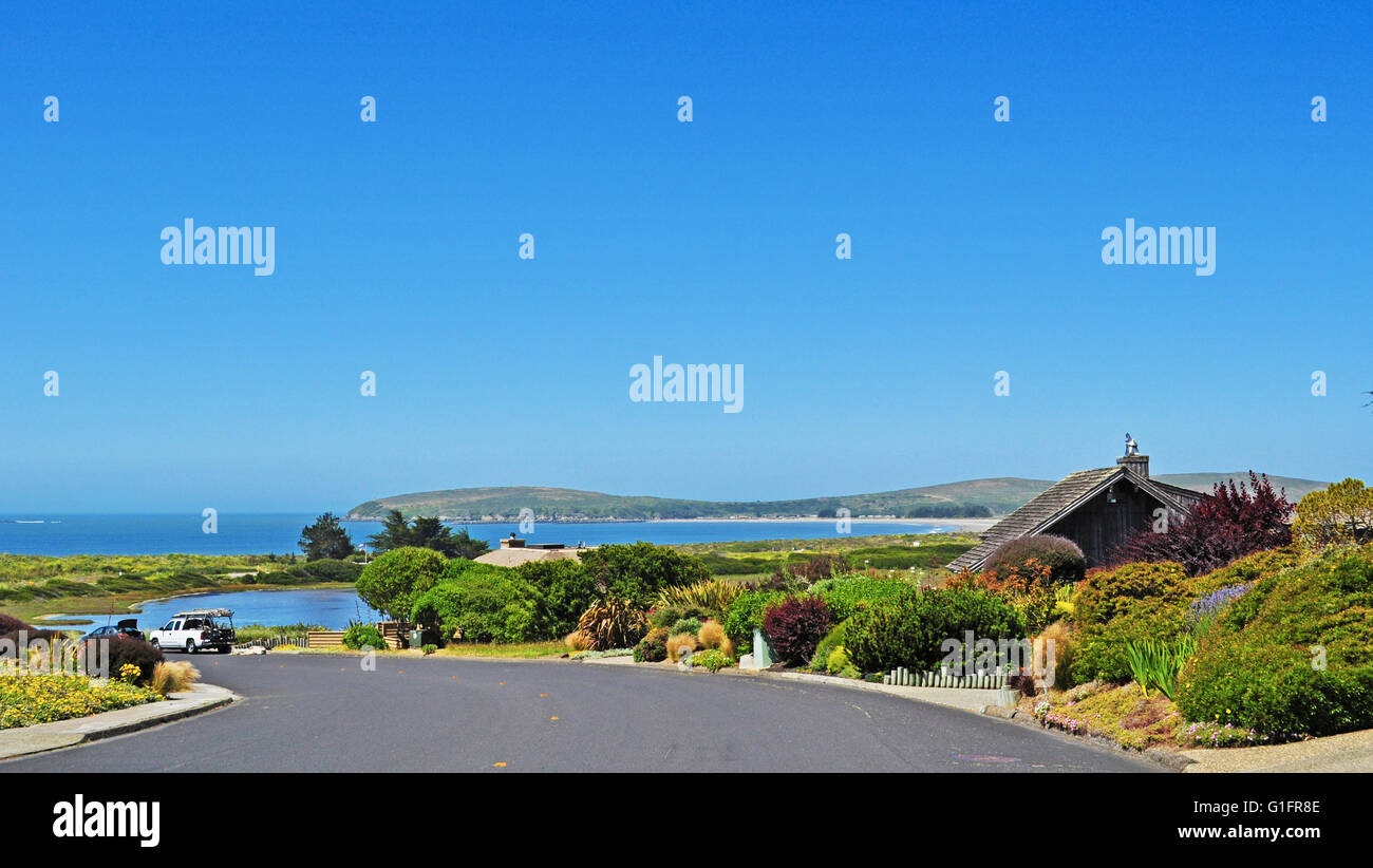 Kalifornien: eine Straße, Villen und Gärten in Bodega Bay, bekannt als die Einstellung für die 1963 Alfred Hitchcock Film die Vögel Stockfoto
