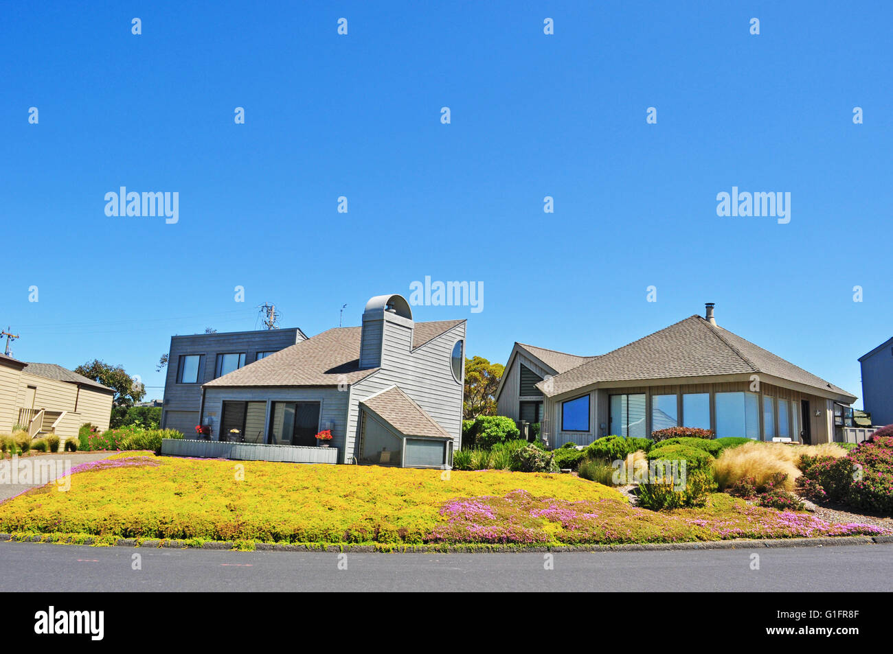 Kalifornien: eine Straße, Villen und Gärten in Bodega Bay, bekannt als die Einstellung für die 1963 Alfred Hitchcock Film die Vögel Stockfoto