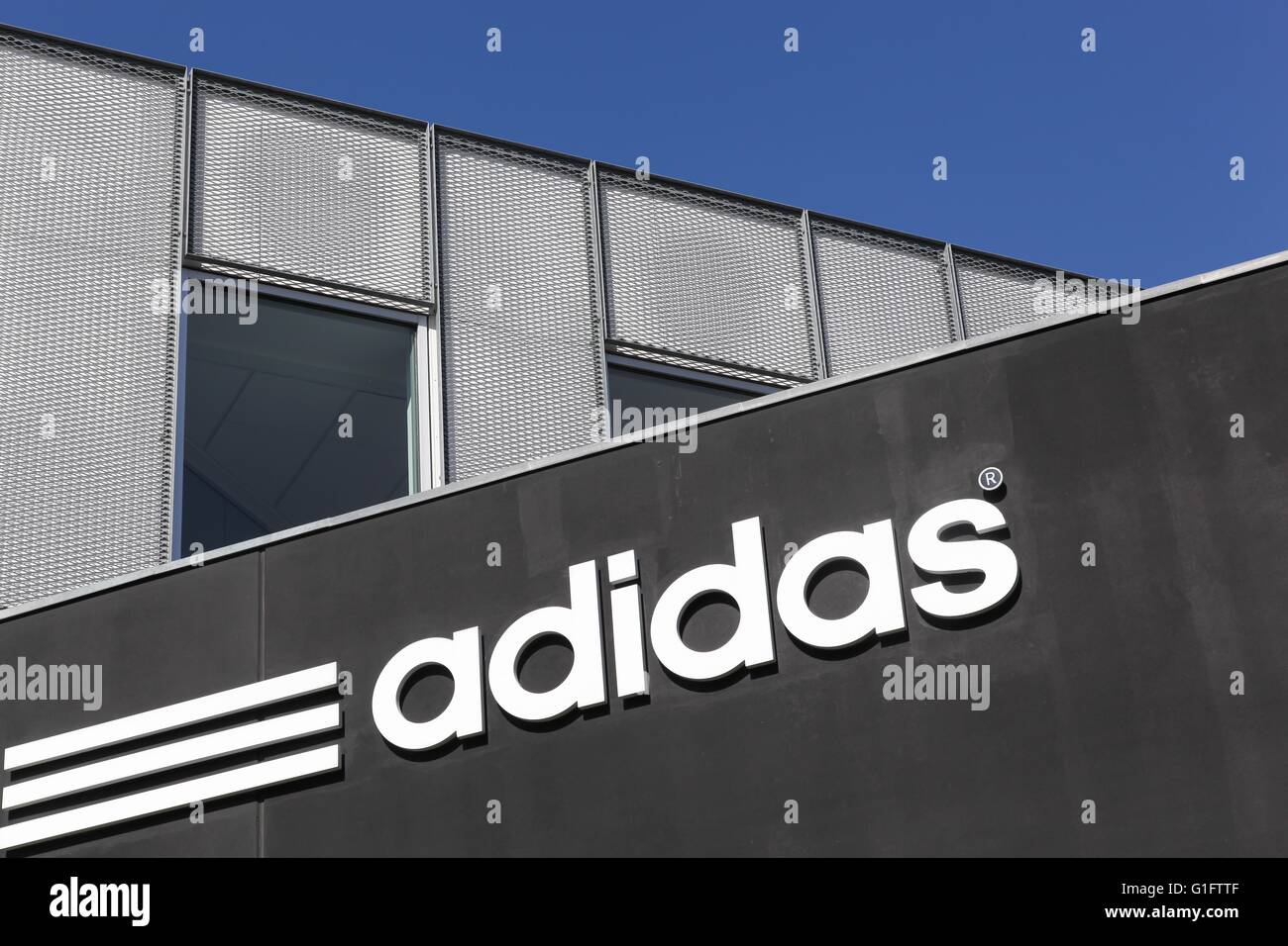Adidas-Logo an der Wand Stockfoto