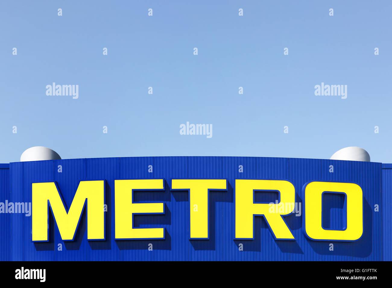 Metro-Logo auf der Fassade eines Supermarktes Stockfoto