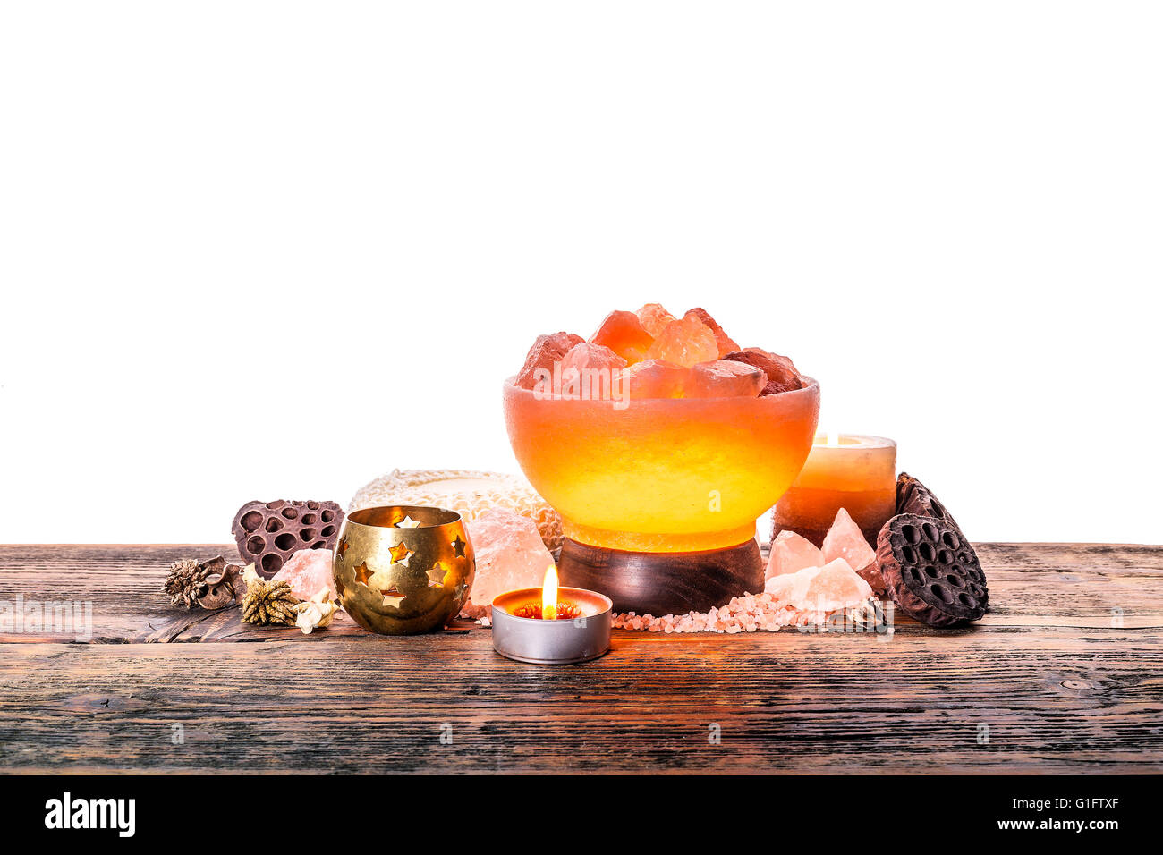 Stillleben mit rosa Himalaya-Salz-Lampe eingeschaltet Stockfoto