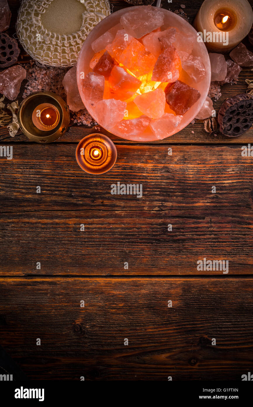 Draufsicht der rosa Himalaya-Salz-Lampe eingeschaltet Stockfoto