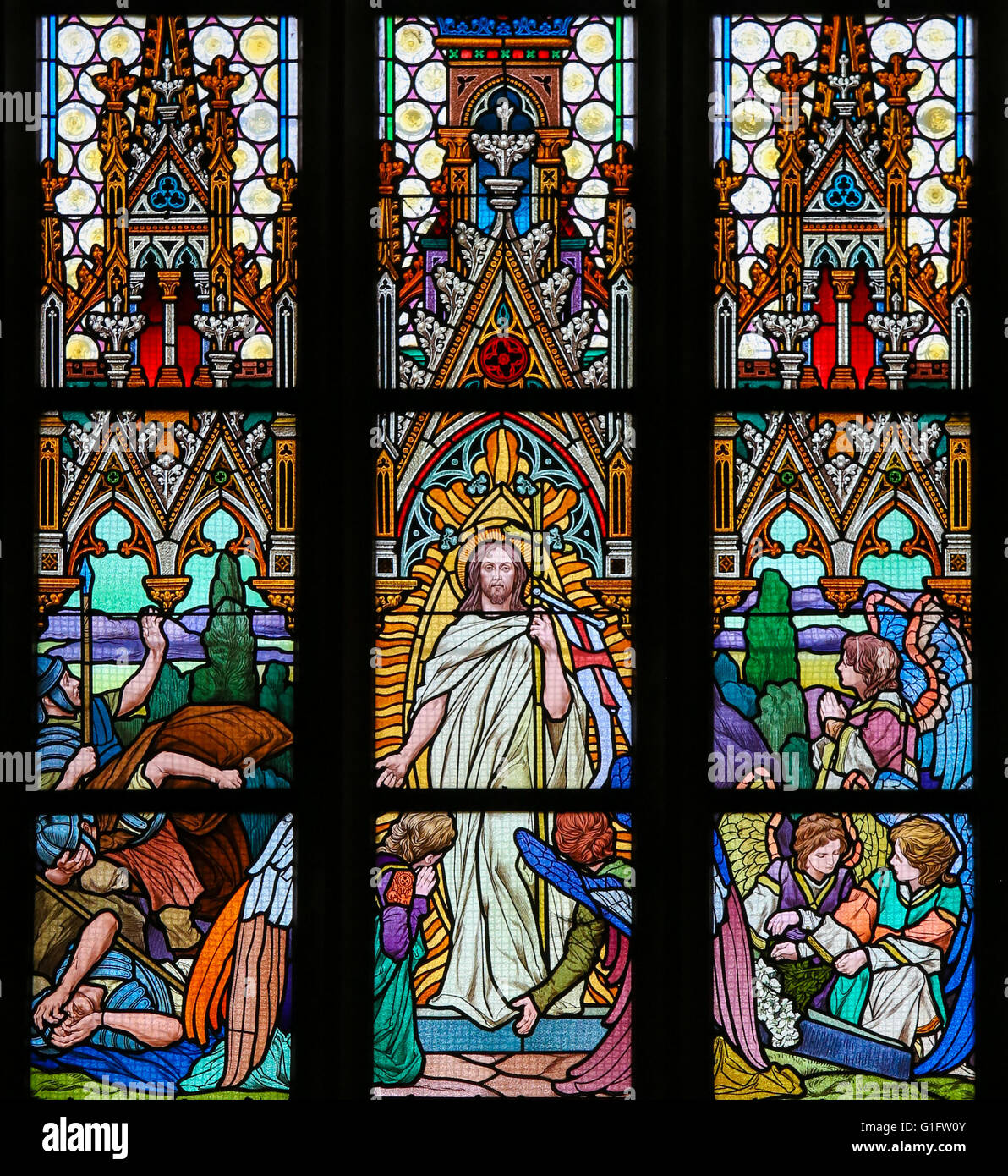 Glasmalerei in der Basilika von Vysehrad in Prag, Tschechische Republik, Darstellung von Jesus aus dem Grab steigen Stockfoto