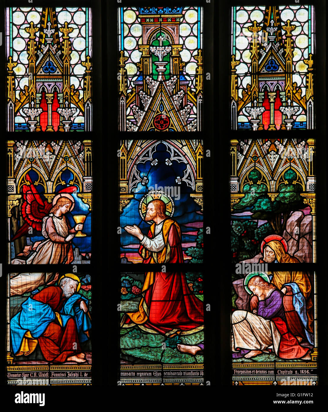 Glasmalerei in der Basilika von Vysehrad in Prag, Tschechische Republik, Darstellung Jesu Todesangst im Garten Gethsemane Stockfoto