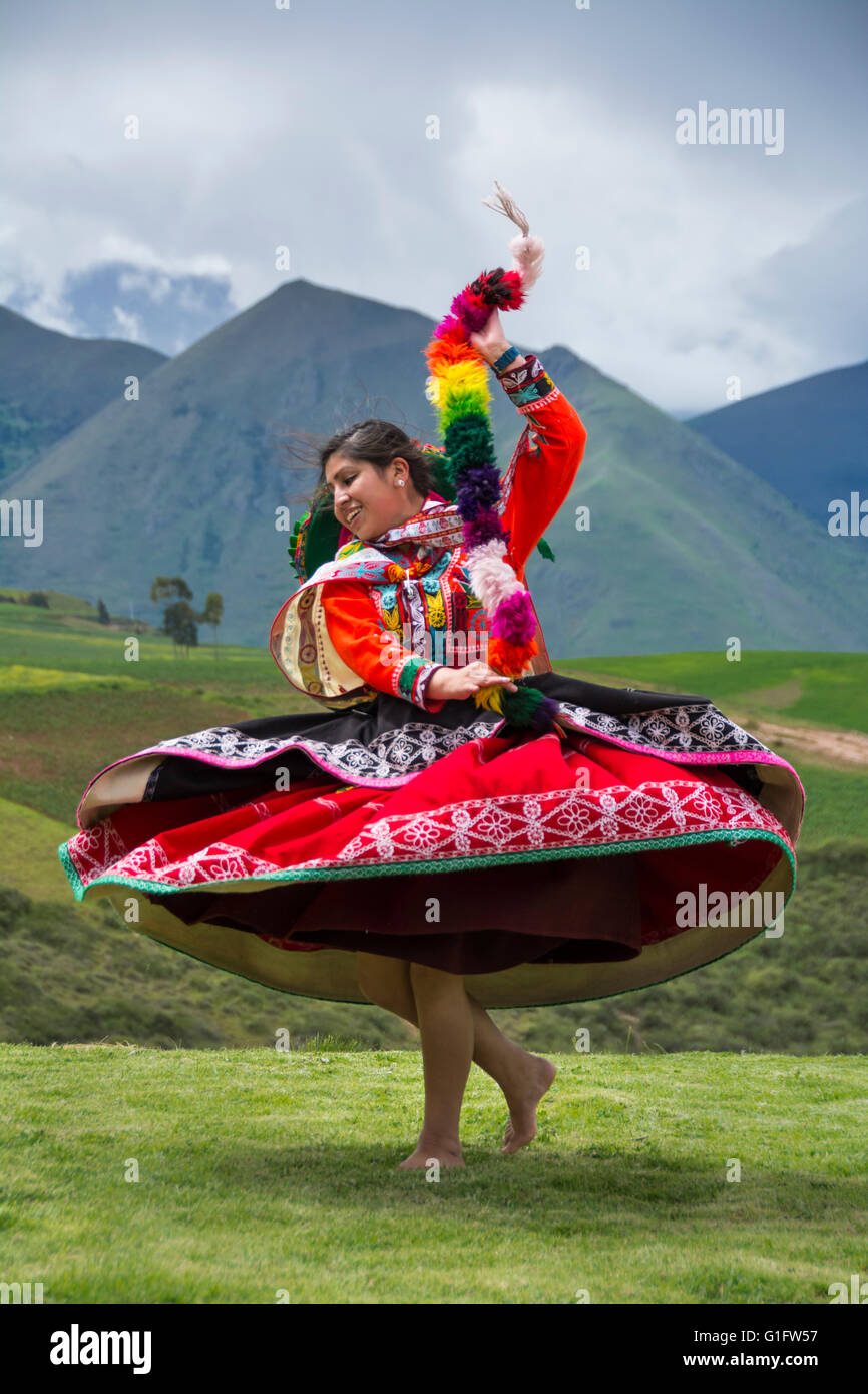 Quechua-Frau tanzt in Leistung bei El Parador de Moray, Heiliges Tal, Peru. Stockfoto