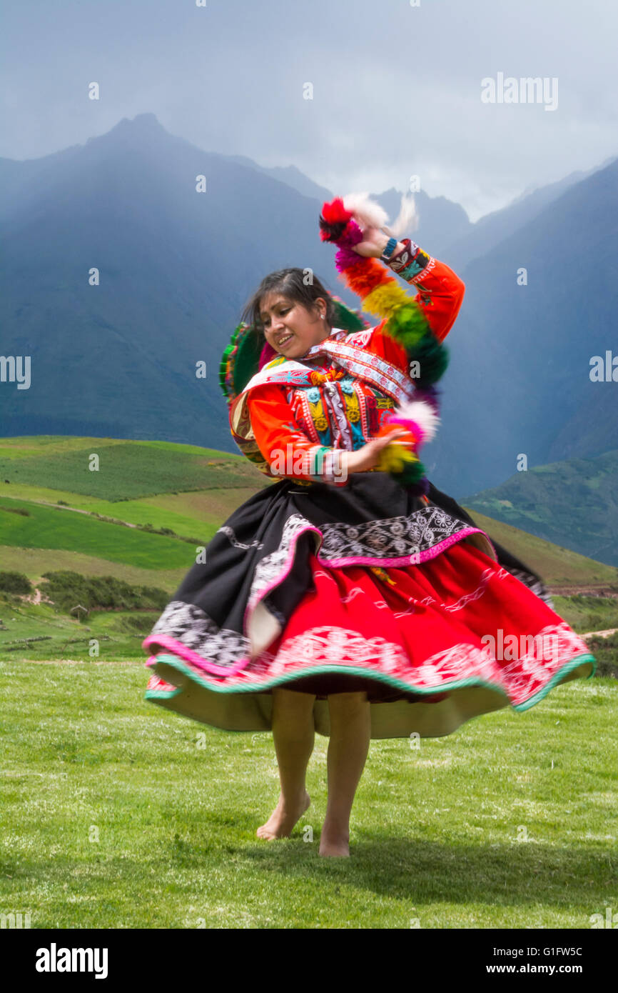 Quechua-Frau tanzt in Leistung bei El Parador de Moray, Heiliges Tal, Peru. Stockfoto