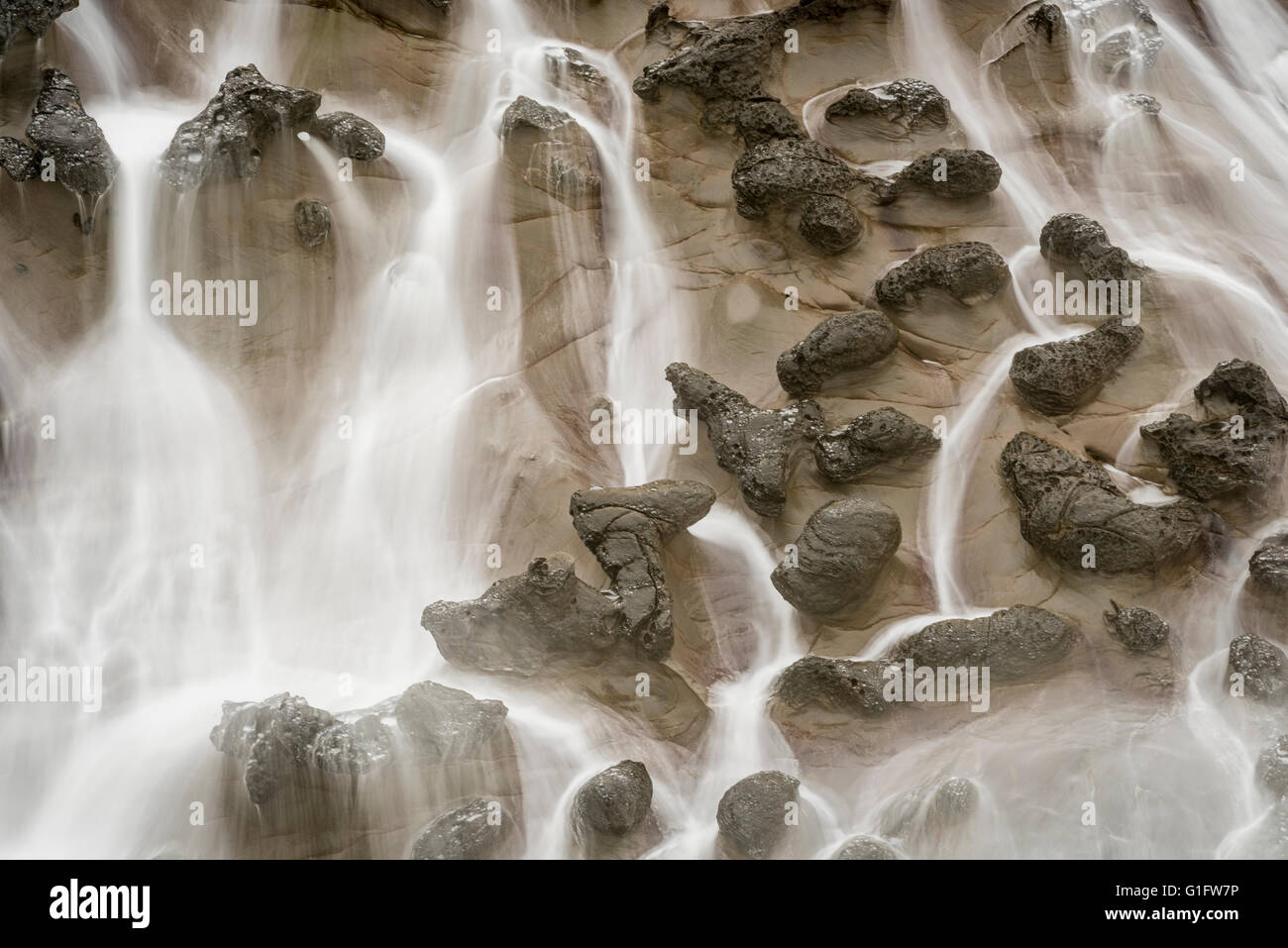 Welle über Felsen am Ufer Acres State Park, Oregon Coast waschen. Stockfoto