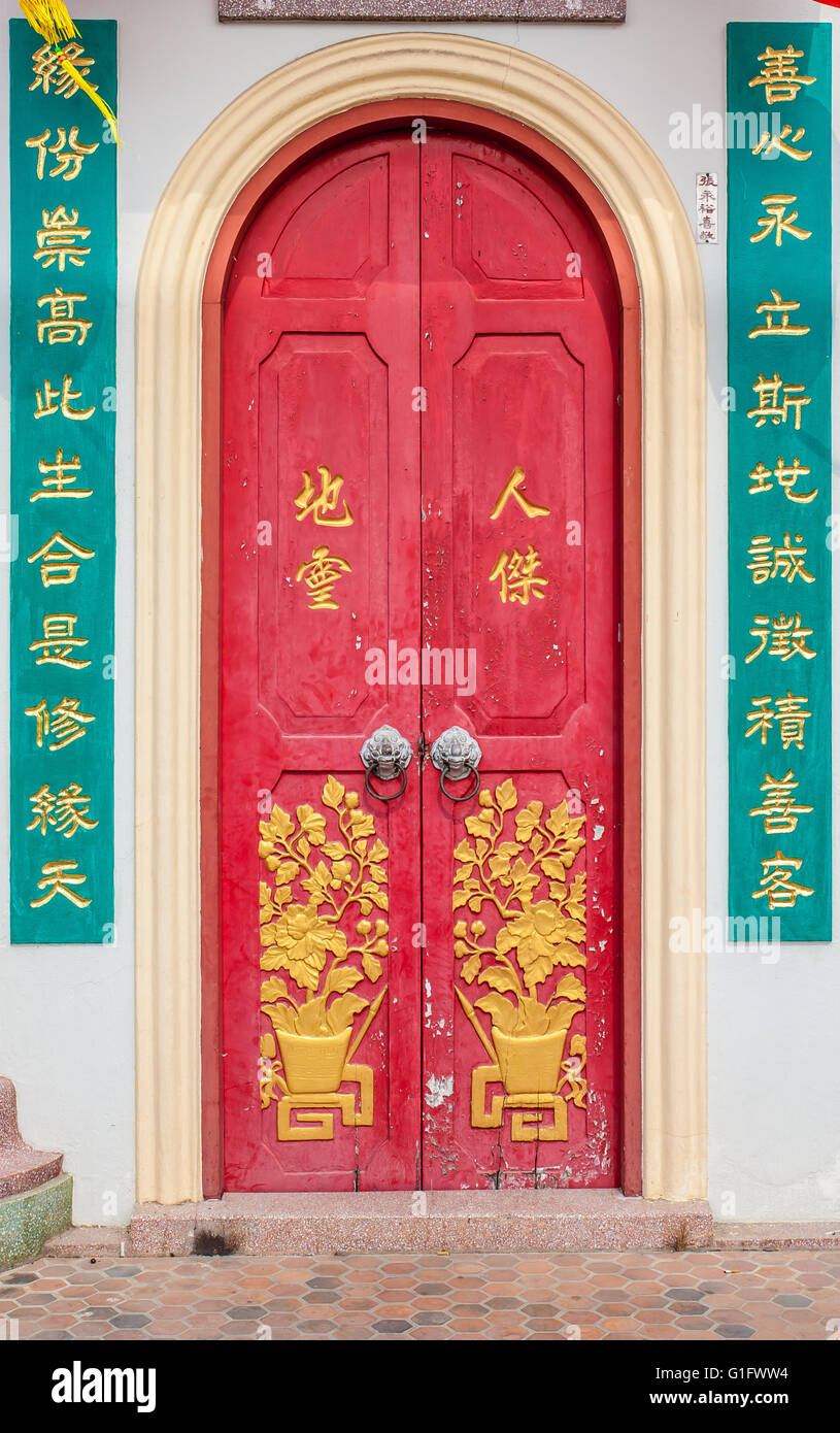 Alte rote chinesische Tempeltür mit Sehnen Blatt Stockfoto