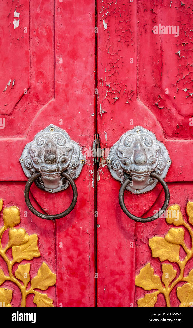 Alte rote chinesische Tempeltür mit Sehnen Blatt Stockfoto