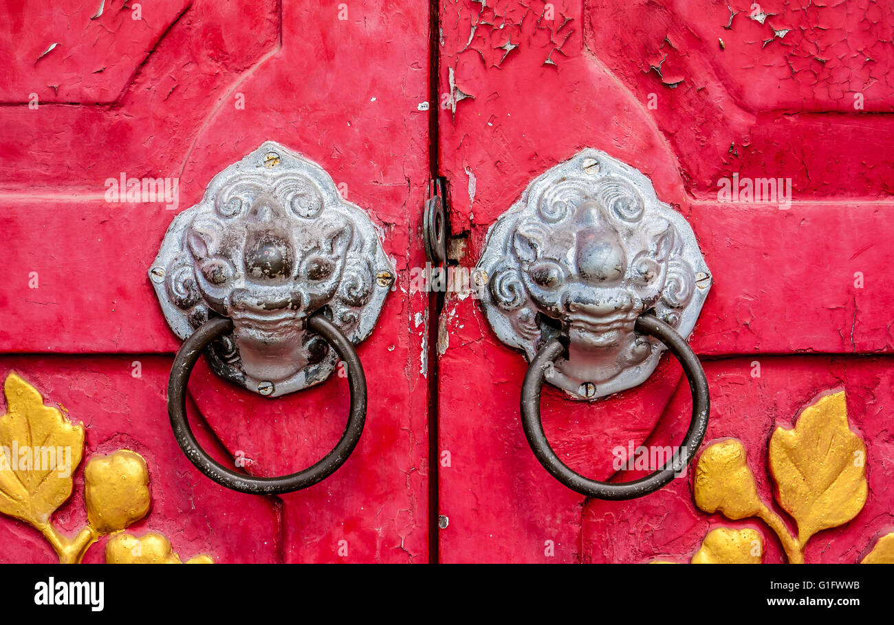 Alte rote chinesische Tempeltür mit Sehnen Blatt Stockfoto