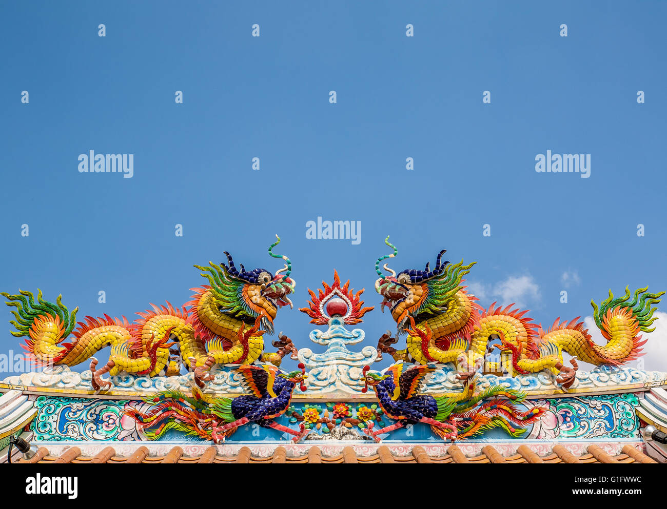 Double Dragon auf chinesischen Tempel Dach, Pakchong, thailand Stockfoto