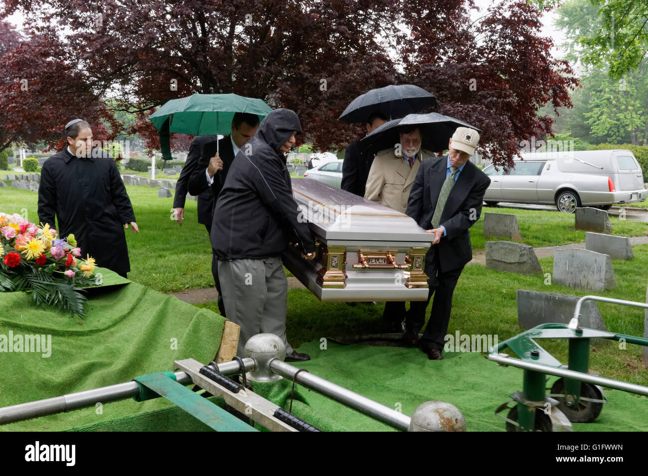 Ein Begräbnis auf dem Har Jehuda Cemetery in Upper Darby, Pennsylvania. Stockfoto