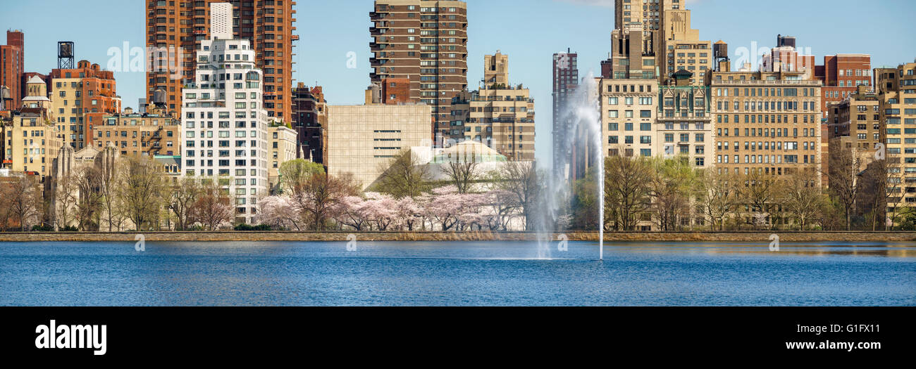 Frühling im Central Park und Upper East Side mit Jacqueline Kennedy Onassis Reservoir und Brunnen. Manhattan, New York City Stockfoto