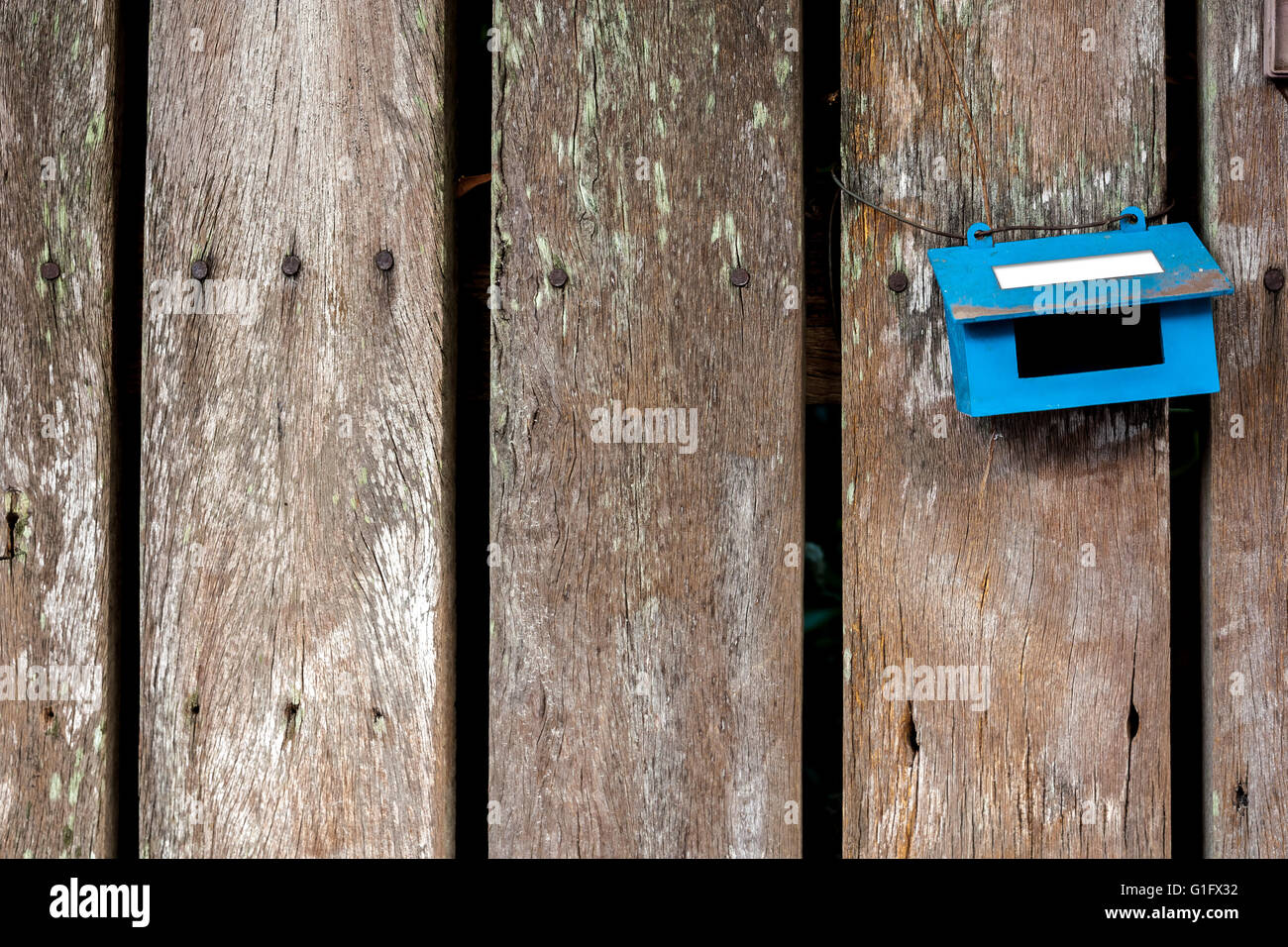 Alten stahlblauen Mail Box an Holz Wand hängen. Stockfoto