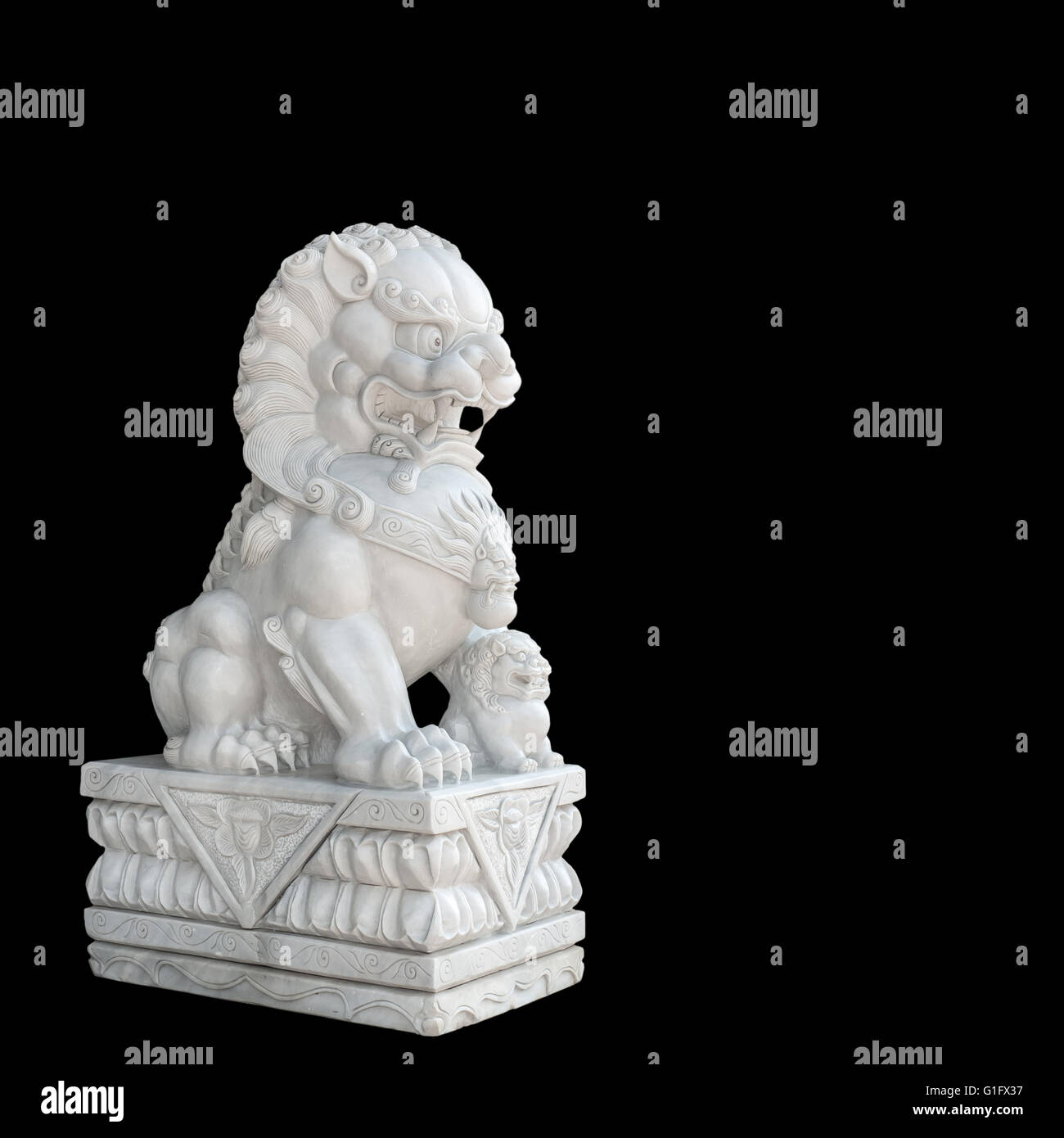 Chinesischen kaiserlichen Löwenstatue auf schwarzem Hintergrund isoliert. Stockfoto