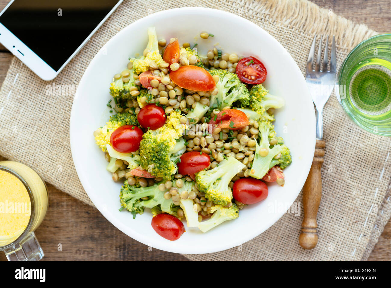 Brokkoli-Linsensalat mit Kurkuma-Soja-Joghurt-Dressing Stockfoto