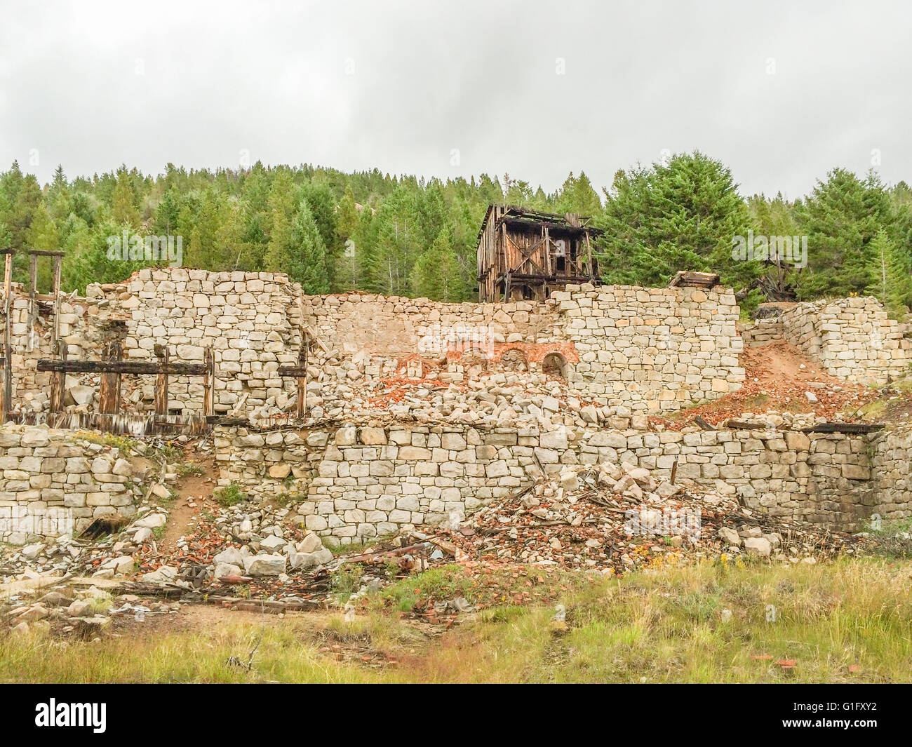trockenen Steinfundament Wand Silber Reste einer 1890er Jahre Bergwerk Betrieb Stockfoto