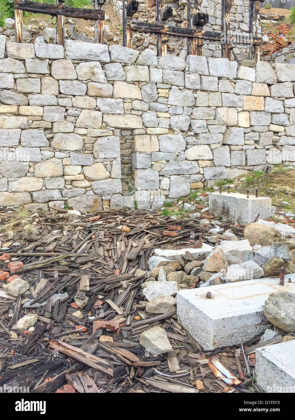 trockenen Steinmauer unter Ruine einer alten Silbermine mir Struktur Stockfoto