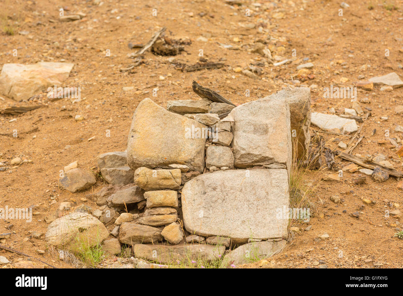 kleine Ansammlung von Steinen, sorgfältig gestapelt, Reste eines Gebäudes Stiftung Stockfoto