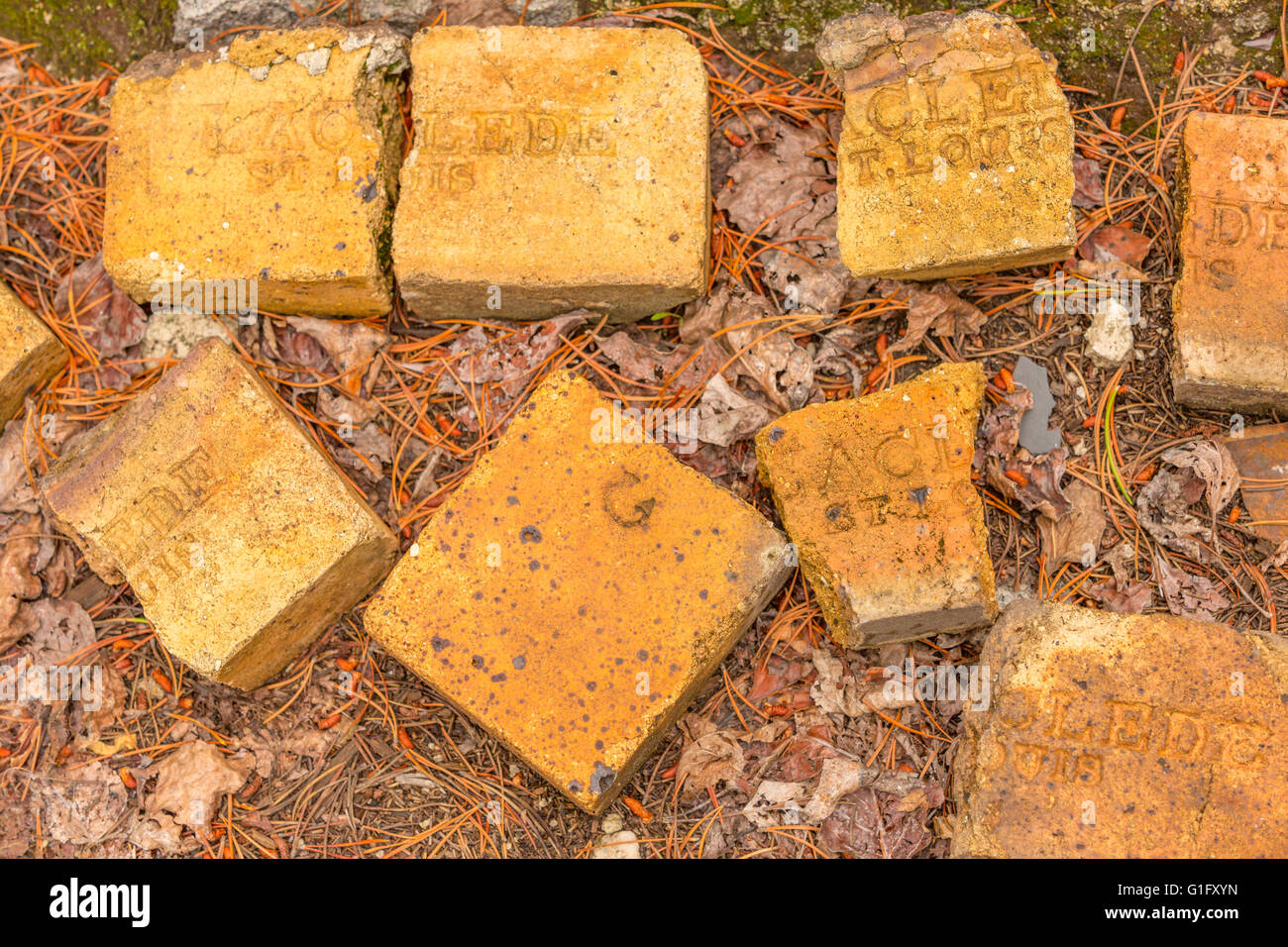 alte, antike Ziegel gebrochen verwendet Stockfoto