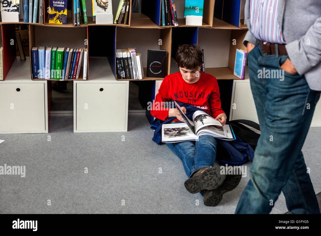 Junge Leser im Buch, Teenager-Buchladen, Buch lesen Stockfoto