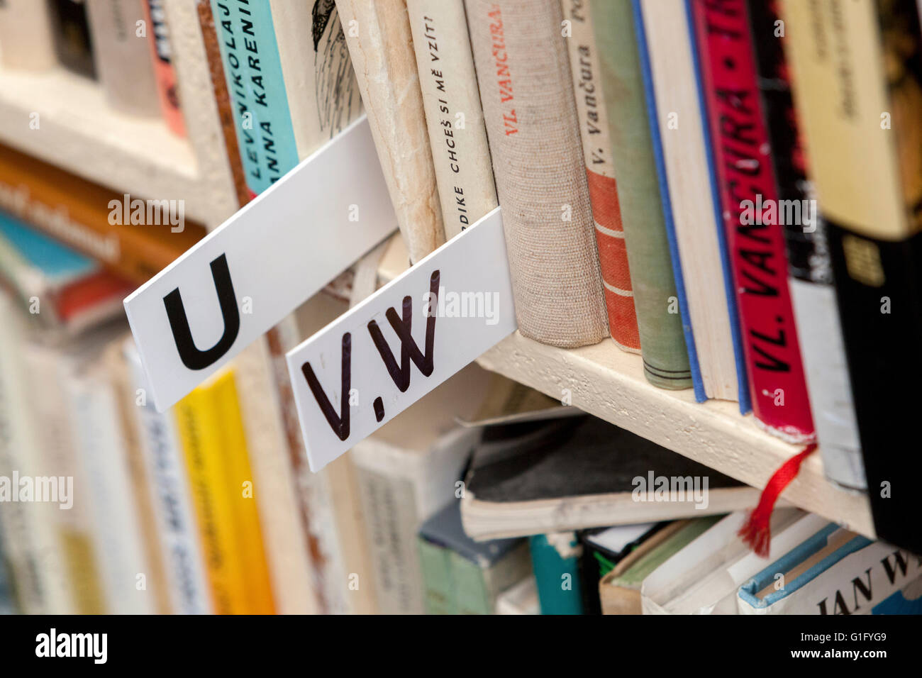 Alphabetische Sortierung von Büchern, die in den Regalen liegen, Bibliotheksbücher im Regal Stockfoto