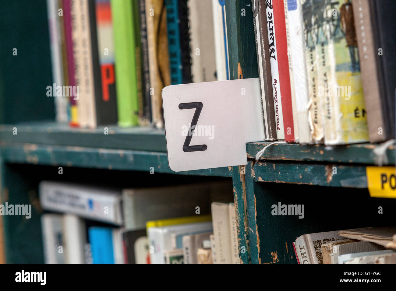 Alphabetische Sortierung von Büchern, die in den Regalen liegen, Bibliotheksbücher im Regal Stockfoto