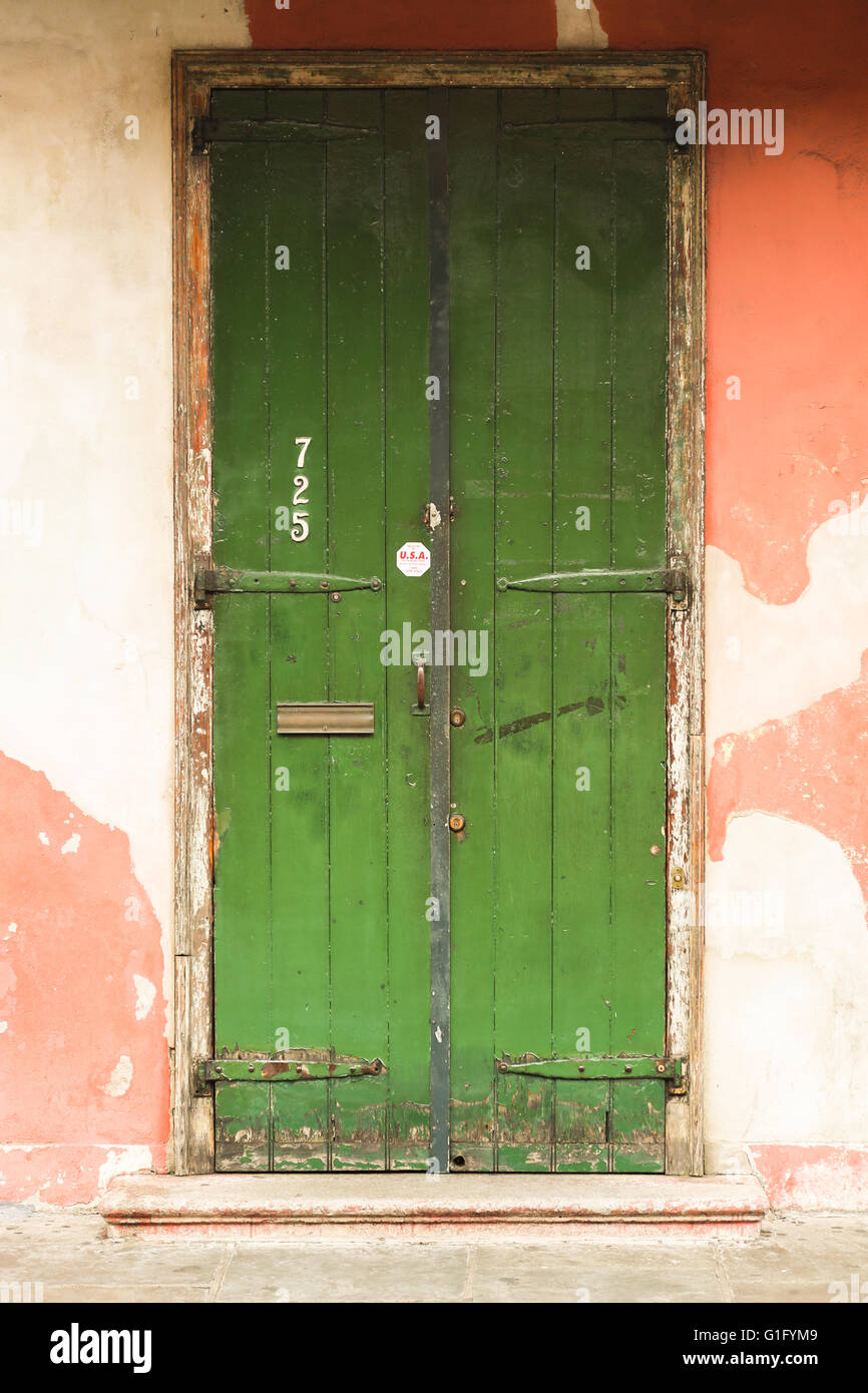 Alte grüne Tür im French Quarter, New Orleans, Stockfoto