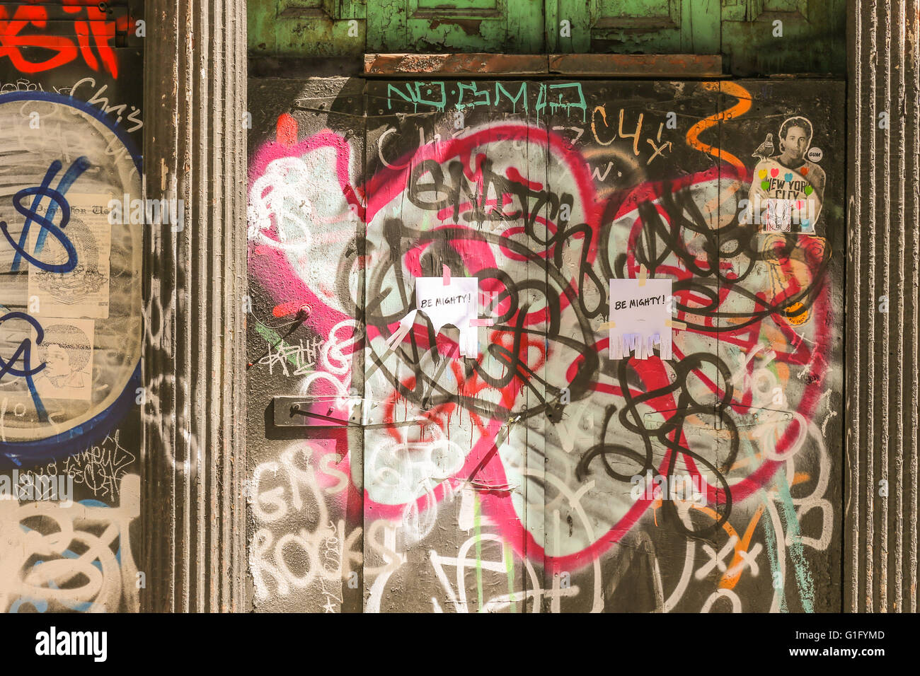 Tür mit Graffiti in New York City Stockfoto