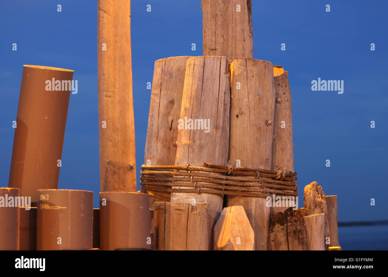 Holz und Kunststoff Pfähle an einer Anlegestelle der Fähre Stockfoto