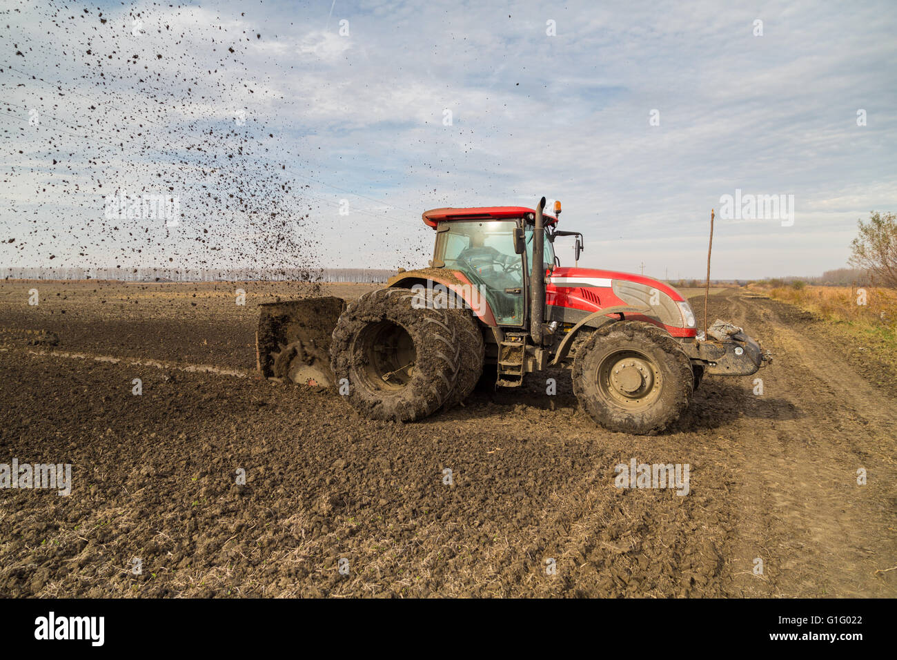 Traktor mit doppelten Rädern Ditcher Graben Entwässerungskanal Stockfoto