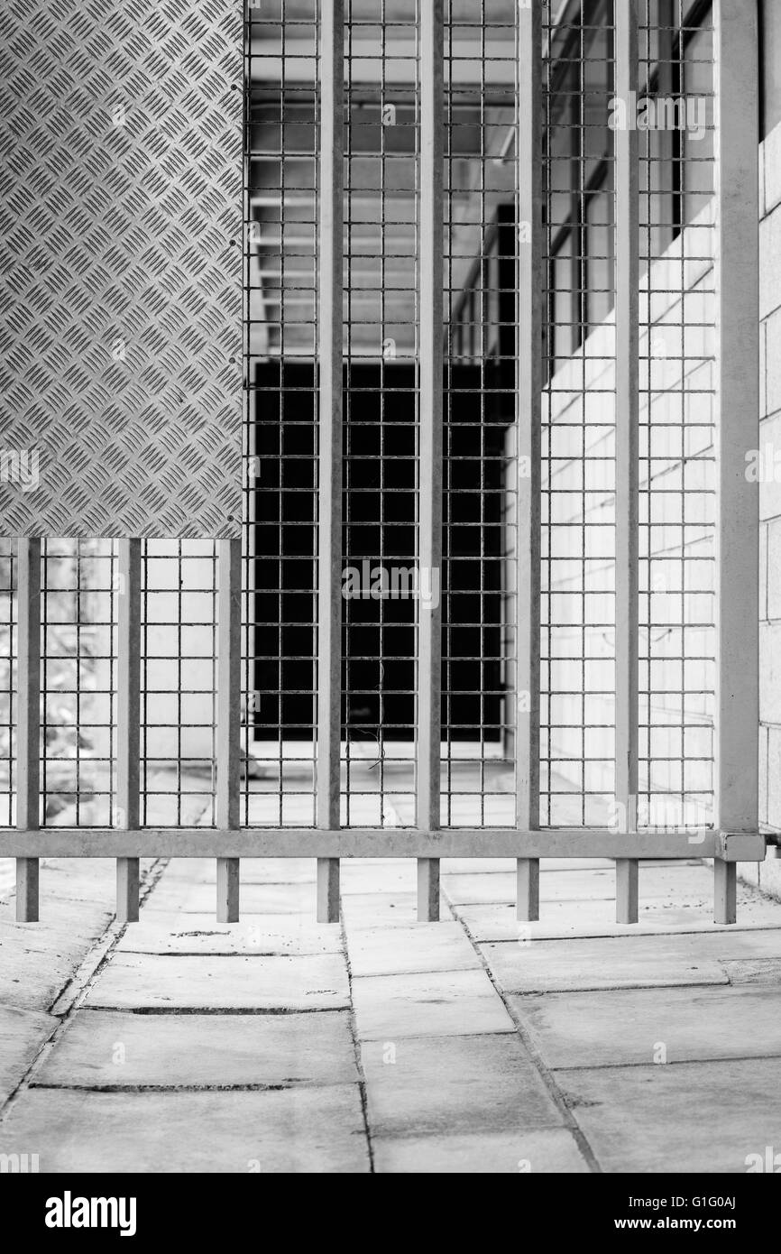 Weiße Eisentor und Diamant Stahlplatte im Industriebau, Bau Website Zaun Vintage Grunge-Stil Stockfoto