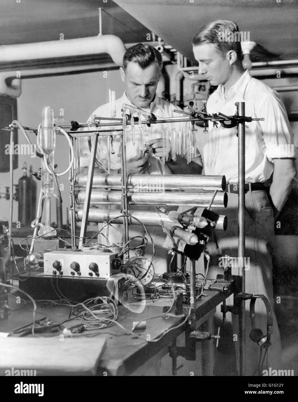 ARTHUR COMPTON (1892-1962), US-amerikanischer theoretischer Physiker auf der linken Seite an der University of Chicago 1933 mit vor kurzem absolvierte Luis Walter Alvarez Stockfoto