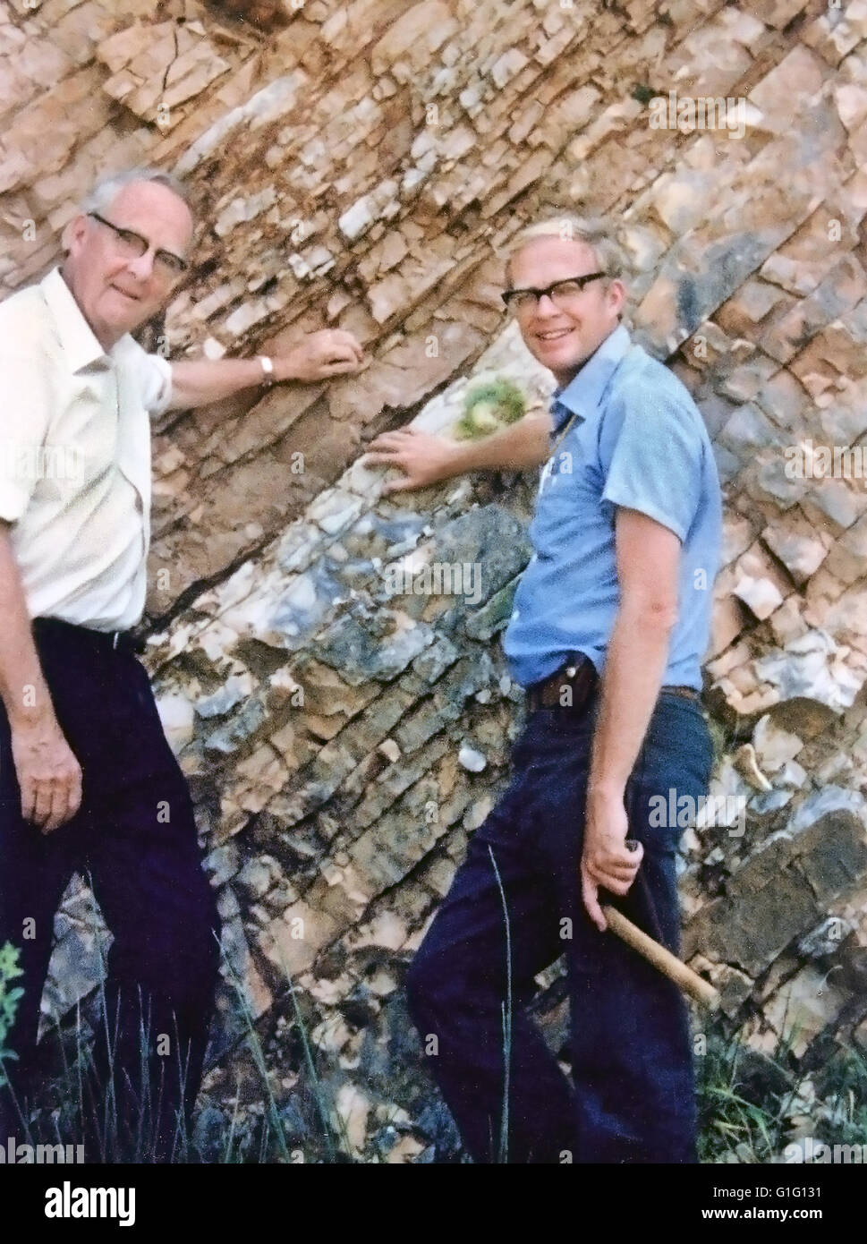 WALTER ALVAREZ amerikanischen Geologen auf der rechten Seite mit seinem Vater Luis an der K-T-Grenze in Gubbio, Italien, 1981 Stockfoto