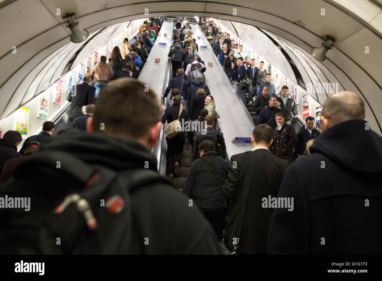 Pendler, die Reisen auf der Rolltreppe in Holborn u-Bahnstation, London, UK Stockfoto
