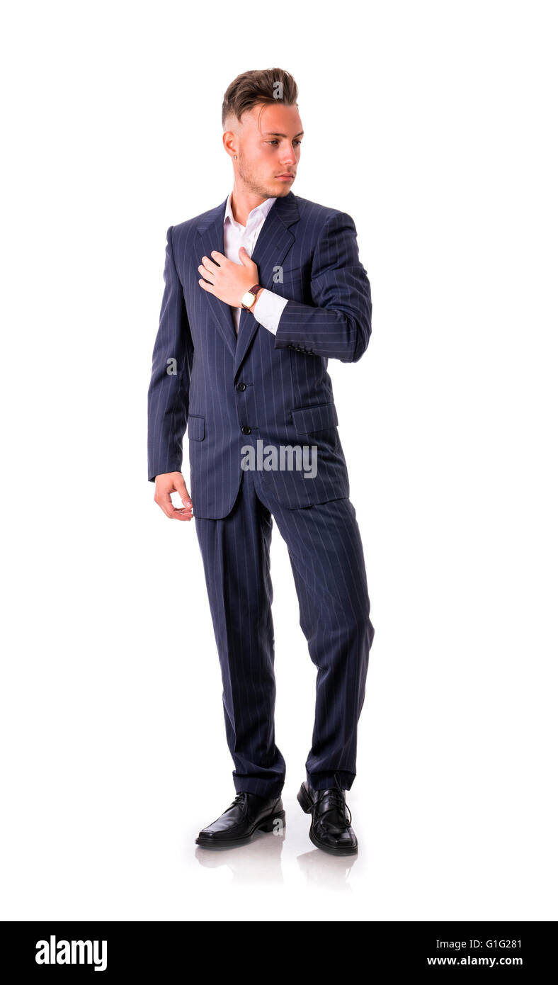 Vollständige Abbildung Schuss von hübscher eleganter junger Mann mit Anzug und Krawatte, isoliert auf weiss, Blick in die Kamera Stockfoto