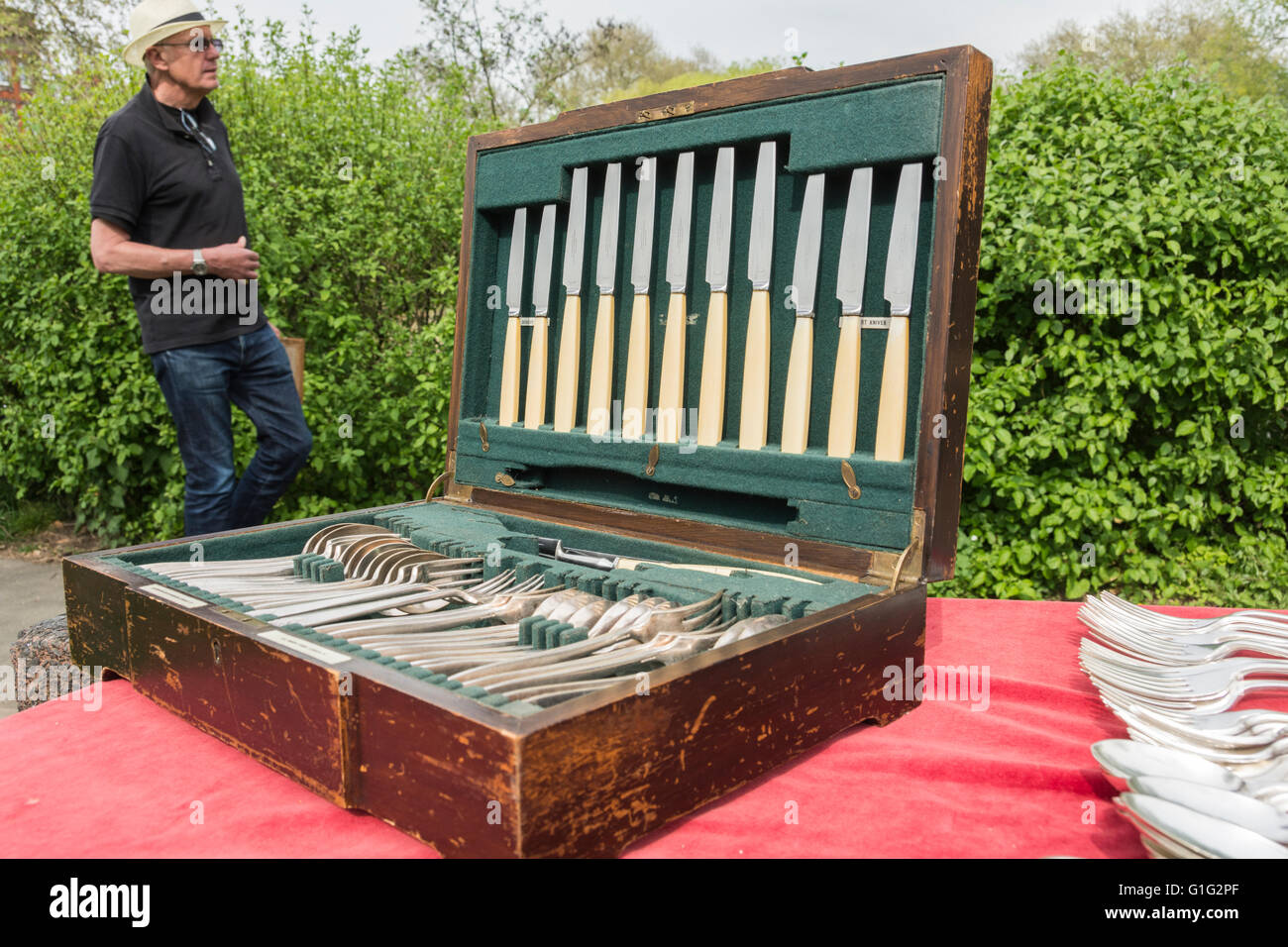 Eine alte Holzkiste Besteck auf dem Display auf einer Antiquitätenmesse in London, Großbritannien Stockfoto